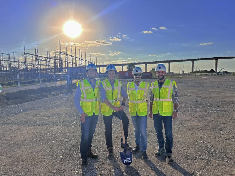 Parc-de-stockage-de-Chevire-avec-lequipe-Harmony-Energy-France-980x735